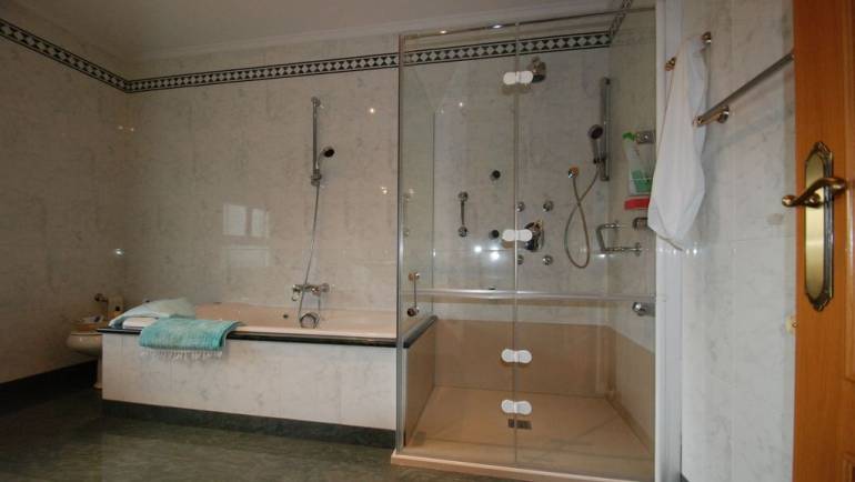 Aprende a elegir entre cabina hidromasaje y bañera hidromasaje ¿Cuál es lo mejor para tu baño?
