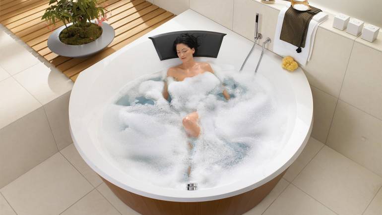 Bañera con hidromasaje, decora tu espacio interior