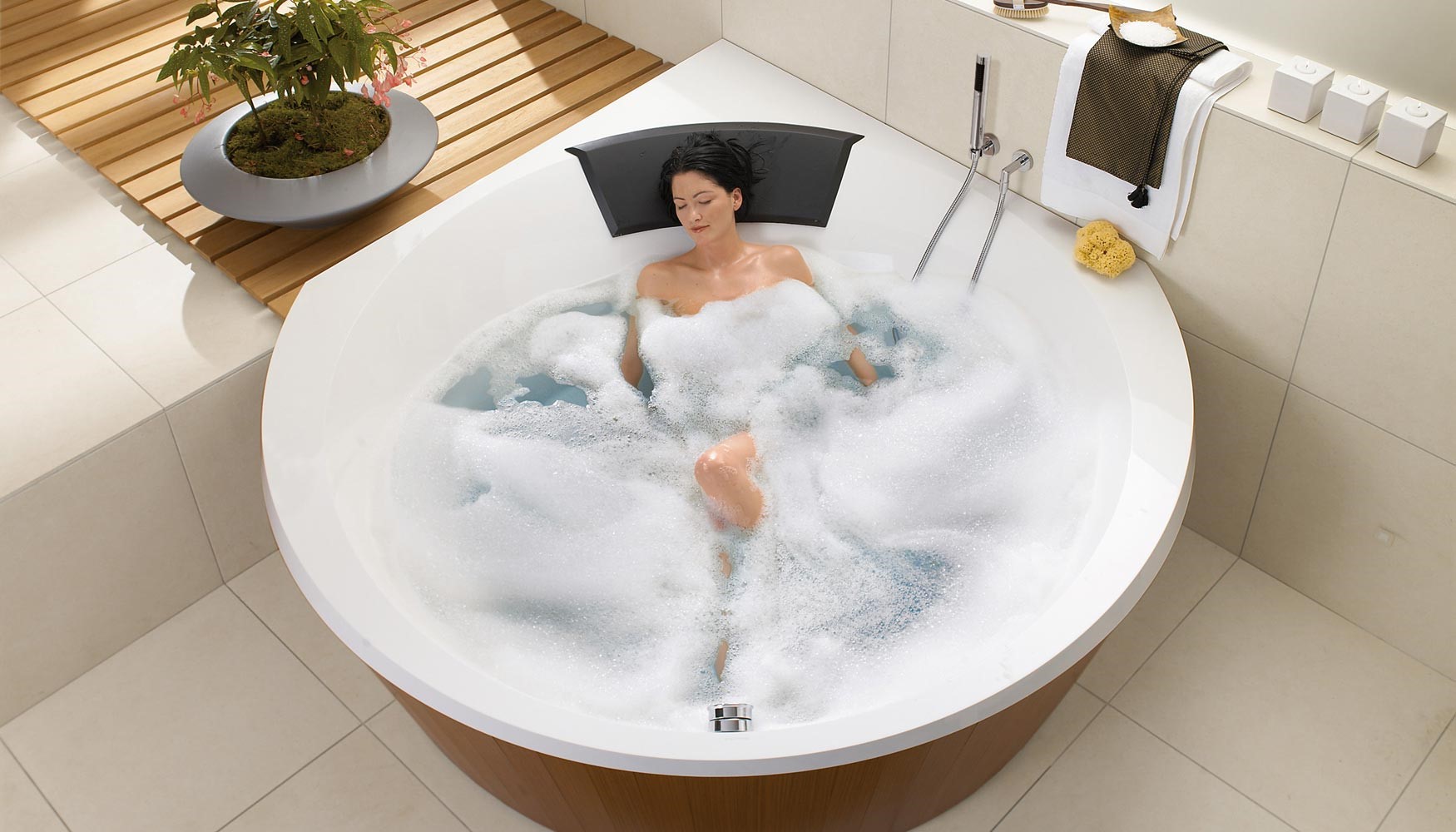 Bañera con hidromasaje, decora tu espacio interior